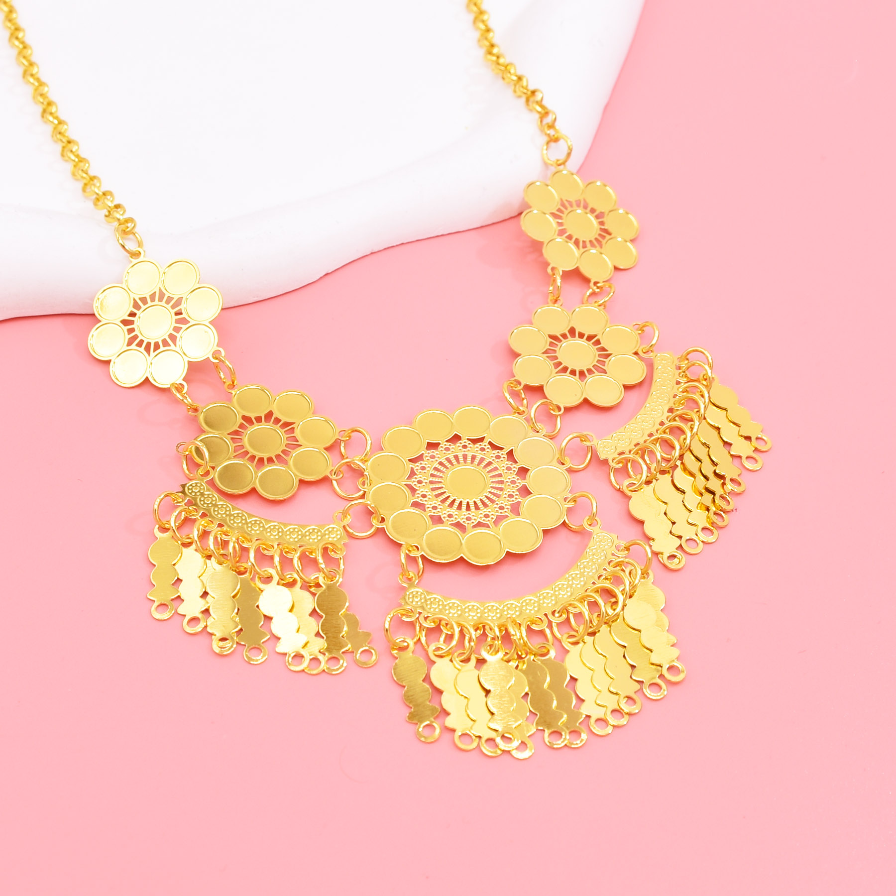 Collar con colgantes de flores - Ethnic Fashion In Dubai reseña y precio