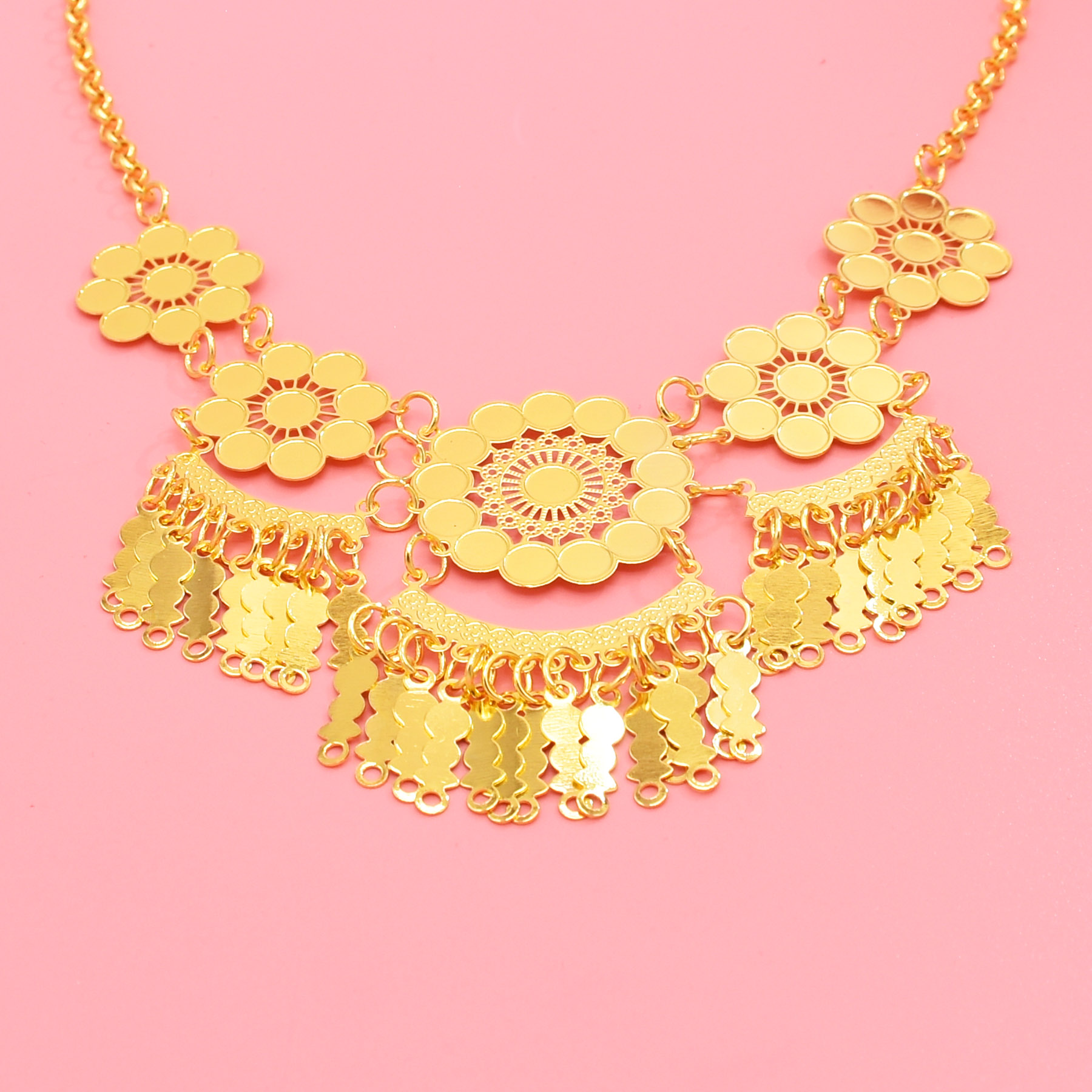 Collar con colgantes de flores - Ethnic Fashion In Dubai reseña y precio